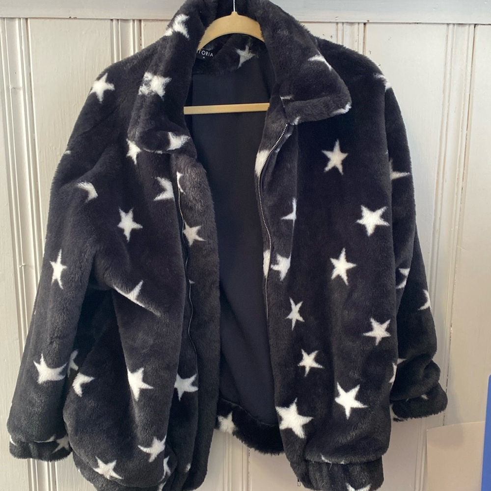 Women’s M Storia zippered starred jacket.